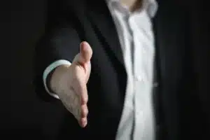 Verkäufer streckt Hand aus